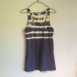 Blått/vitt batiklinne i fint skick fr H&M - Blått/vitt batiklinne i fint skick fr H&M