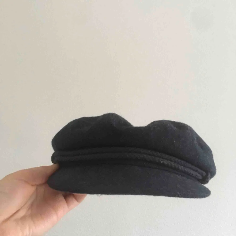 Hatt från brixton i ull, marinblå. Mycket gott skick, endast använd fåtal gånger. Nypris 499kr. Frakt tillkommer. . Accessoarer.