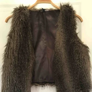  - Väst från hm, fin ovanpå jackor. Köpt några år sen