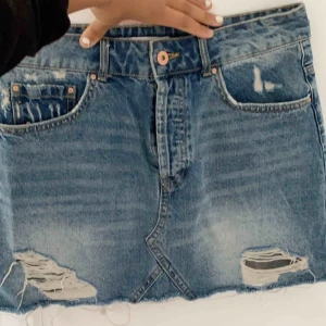  - Blå jeans kjol från zara. Säljes pågrund av att den  aldrig används.