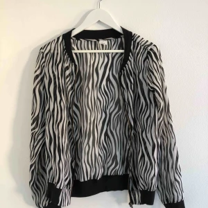  - Hur tuff är inte denna ! Verkligen en så cool kofta😍men även så snygg! Använd ca 2 gånger, så man skulle kunna säga oanvänd. Önskas fler bilder, kontakta mig! Köparen betalar 60 kr+frakten💖💖