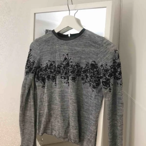  - frakten ingår till supersöta jumper från zara med motiv i textur 😍