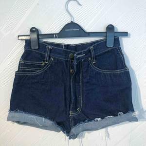 Äkta avklippta vintage Dobber-shorts. Står storlek W28 på, men små i storlek så passar en storlek 25. Frakt på 36kr tillkommer 
