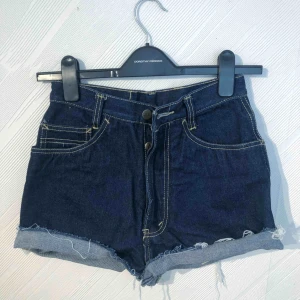  - Äkta avklippta vintage Dobber-shorts. Står storlek W28 på, men små i storlek så passar en storlek 25. Frakt på 36kr tillkommer 