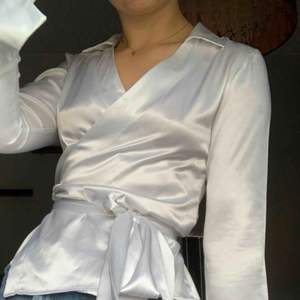 Helt underbar vit satin blus med omlottknytning från Paris! Köpt second-hand. 150 kr inkl frakt 💓