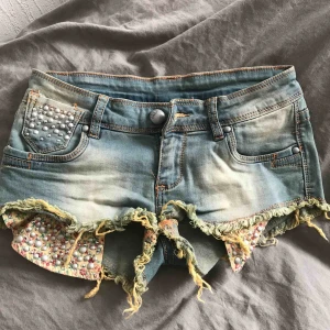  - Jeans shorts! Knappt använda. FRAKT INGÅR