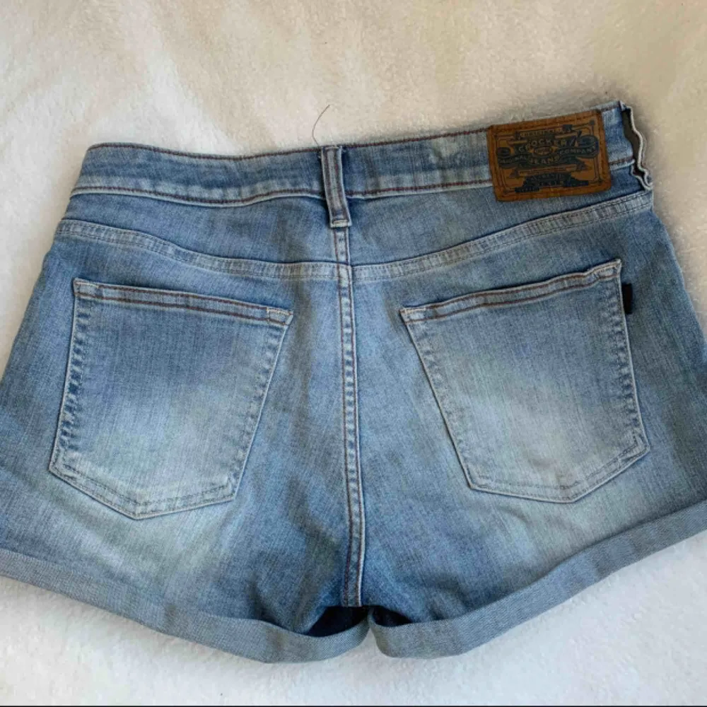 Snygga jeansshorts från crocker, tyvärr för små för mig! Köparen står för frakt 🌻. Shorts.