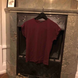  - Röd t-shirt med uppvikta ärmar från Rut&circle. Fin passform. 