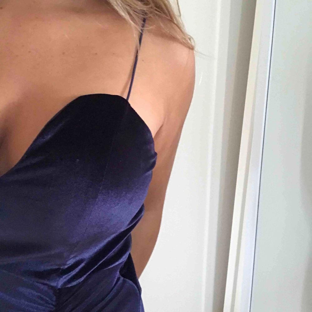 En blå-metallic klänning med slits, den sitter som ett smäck på kroppen och är allmänt bekväm! Använd 1 gång. Klänningar.