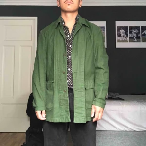  - En tunn blazerish jacka, brukar vara så nice till skjorta! 