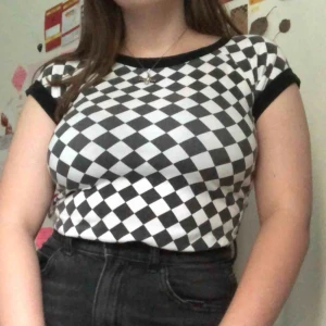  - jättefin vintage rutig tröja. den är tyvärr lite tajt i ärmarna på mig :/ jättefin instoppad i en kjol eller shorts nu i sommar! köparen står för frakt :)