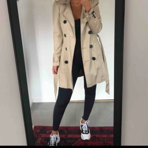  - Trenchcoat från bikbok aldrig använd eftersom inte direkt min stil. Köpren står för frakten