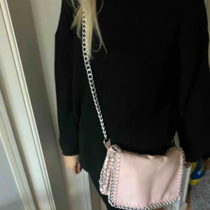  - Säljer en rosa väska ifrån scorett, nypris är: 399 men pågrund av att den är smutsig på baksidan säljer jag den för 100kr💓