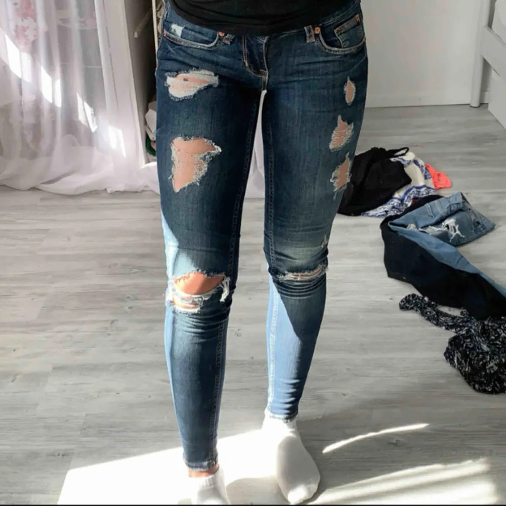Asss snygga jeans med slitningar, aldrig använt och säljer pågrund av för små för mig !. Jeans & Byxor.