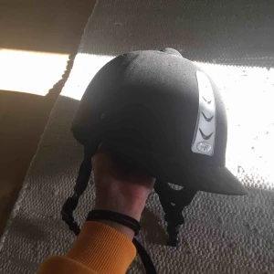  - Det är en ny ridhjälm som bara används några gånger. Den är i storlek 54 och är ett bra kvallite. Den kostade 550, nu 250