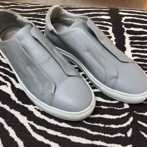  - Sneakers från Axel Arigato, i grått läder med vid sula. Passar perfekt till våren!! Köpta i fel storlek så använda endast 2 gånger:) Nypris 1600kr