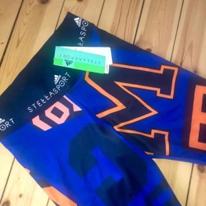  - Helt oanvända Adidas/Stella McCartney-träningsbyxor i strl M (mer som S) 