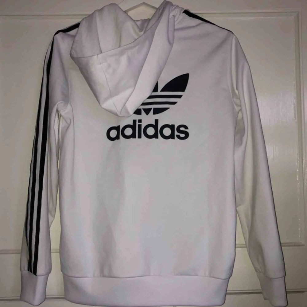 Adidas zip up, några fläckar på framsidan därav priset- köpt för 600. Möts upp i centrala Stockholm (City, Södermalm) annars står köparen för frakt.. Hoodies.