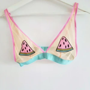  - Supersöt mesh bralette med broderade vattenmeloner från Monki. Frakt tillkommer på 9 kr 💓