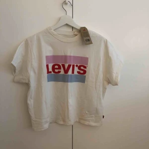 Levi's t-shirt - En Levi’s tröja som säljs pga den bara ligger i min garderob och jag behöver rensa. Den är oanvänd, kortare i modellen (typ halvt crop top) och prislappen sitter kvar! Kan mötas upp i Stockholm eller skicka, men då står köpare för frakt 
