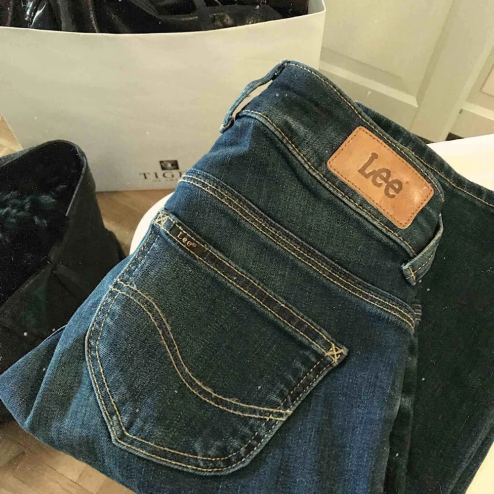 Säljer ett par Lee Joliet (W24 L31) i mörkblått för 250:-,inköpta online för 900:- och använda ett fåtal gånger! Jeansen har varken fläckar eller hål utan är som sagt som nya, fler bilder kan skickas om det behövs.. Jeans & Byxor.