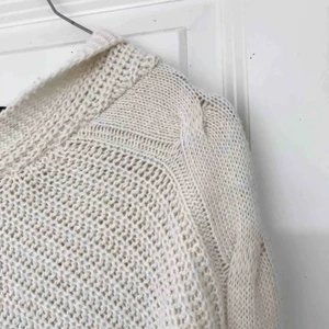  - Krämvit virkad tröja med luva  Frakt tillkommer!  (Liten i storlek) 