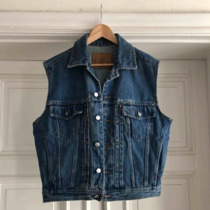  - Vintage jeansjacksväst. Snyggt använt skick. Ingen tag med storlek men sitter som en stor medium / liten large 