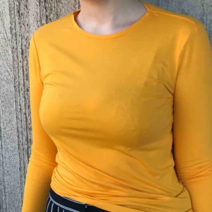  - Gul långärmad tröja, toppskick  Köparen står för frakt, kan annars mötas upp i Stockholmsområdet Hyfsat liten i storleken