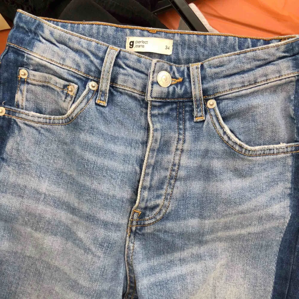 Mom Jeans från Gina Tricot med mörkare denim rand längs sidan! 🐬 Frakt tillkommer💌. Jeans & Byxor.