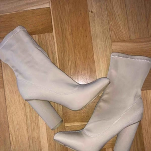  - SKIT SNYGGA klackar. Som jag dessvärre inte får till användning så lika bra att någon annan kan få dem och bära upp dem så som de var menade till ;)