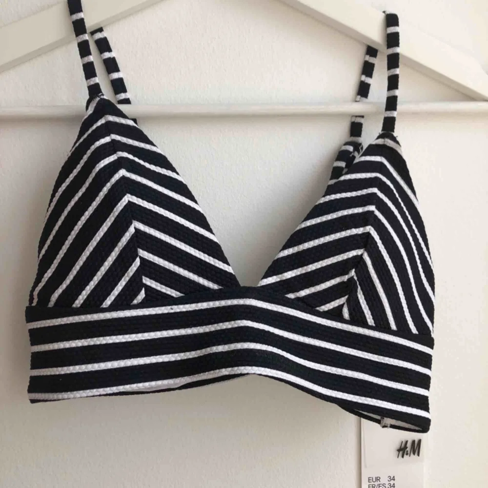 Oanvänd bikiniöverdel från H&M, säljer pga fel storlek. Prislapp kvar! Köpt för 149kr. 100kr inklusive frakt! Betalning via swish! :). Övrigt.