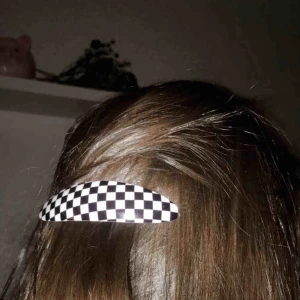  - Skitsnyggt hårspänne som är så nice med rätt look!  Frakt går på 9kr. ✨One of a kind, så först till kvarn. 