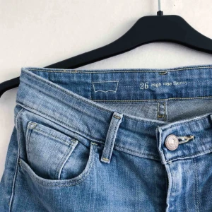  - Jeans från Levi’s. Storlek 26. Avklippta för att passa någon som är ~160cm. Kan nog funka även om man är längre beroende på hur man vill ha längden. 