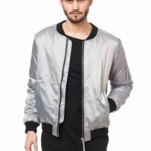  - Säljer en silverfärgad bomberjacka från Red Collar Project.   Köparen står för frakten och betalning sker på swish:)