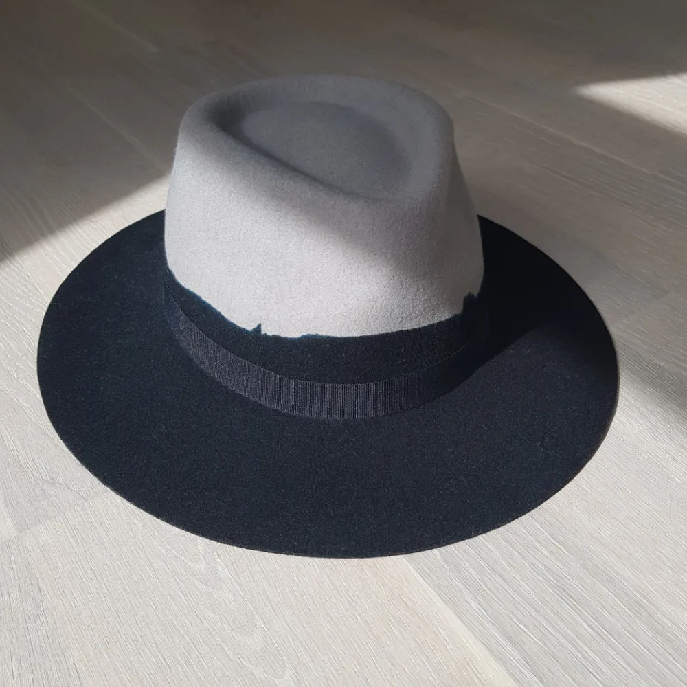 Really cool hat from Reclaimed Vintage with die effect. As new! Only worn once. Size is M, brim is 7cm. I could post it but you have to pay and I cannot garantee that the dorm will not be damaged during delivery =/ I can meet in Täby or Tcentralen! =). Accessoarer.