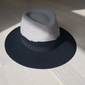  - Really cool hat from Reclaimed Vintage with die effect. As new! Only worn once. Size is M, brim is 7cm. I could post it but you have to pay and I cannot garantee that the dorm will not be damaged during delivery =/ I can meet in Täby or Tcentralen! =)