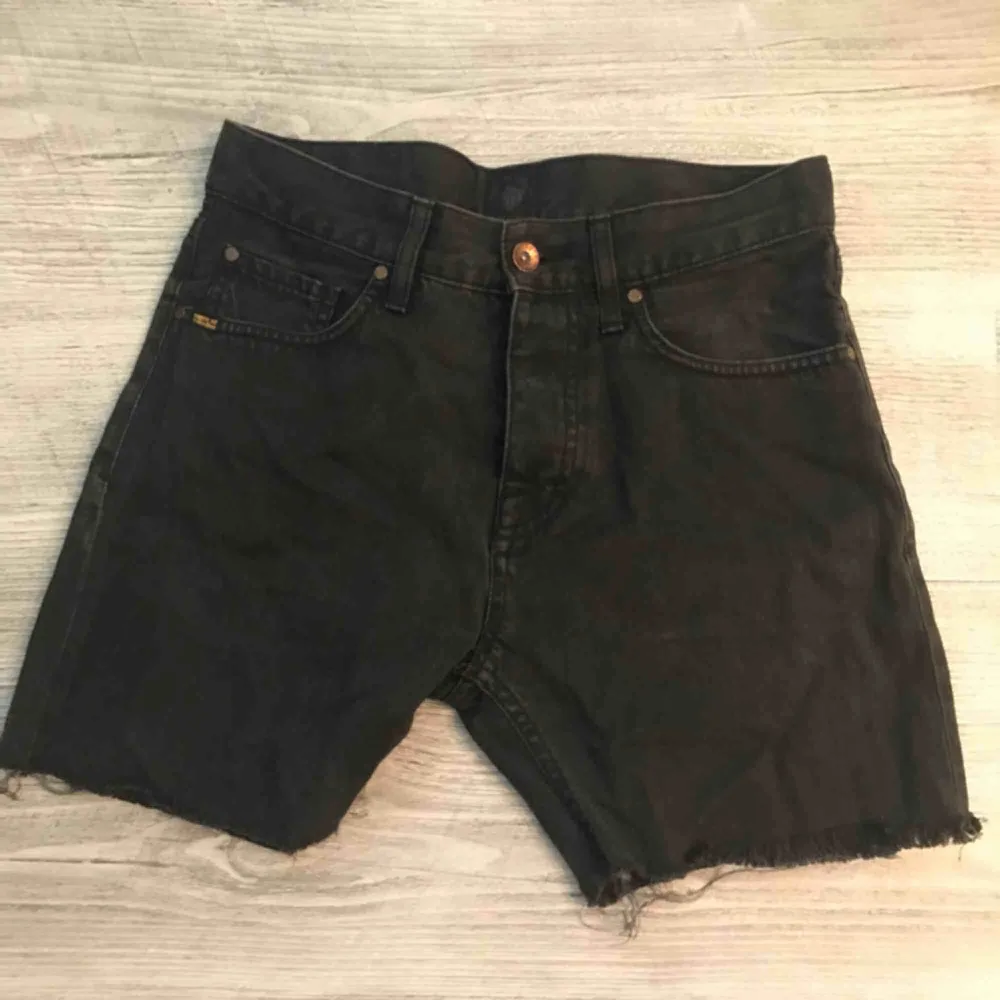 Säljer ett par jeans-shorts från tiger i stl 27 hör av dig vid frågor.   Köparen står för frakten och betalning sker på swish. Shorts.