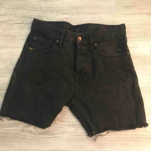  - Säljer ett par jeans-shorts från tiger i stl 27 hör av dig vid frågor.   Köparen står för frakten och betalning sker på swish