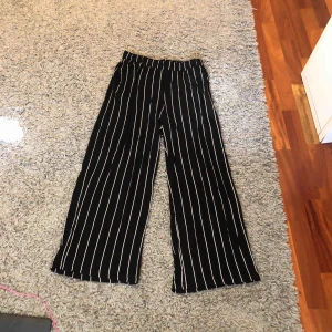  - Säljer ett par utsvängda byxor för 60kr pga. För stora.