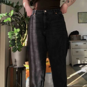 - Svarta högmidjade mom jeans. Köparen står för frakt, annars kan jag mötas upp i Stockholmsområdet🌞