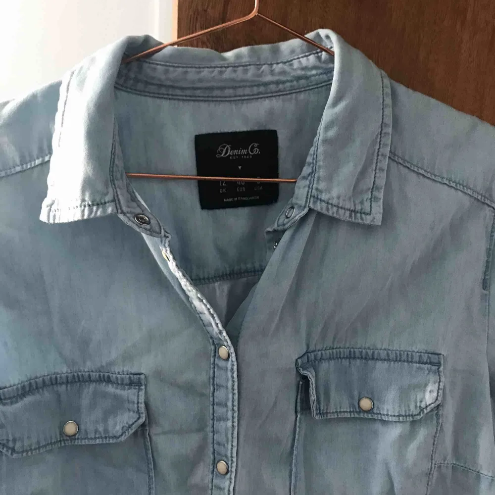 Ljus jeanskjorta med pärl knappar liten i strl, knappt använd, kan mötas upp i gbg annars står köparen för frakt. Skjortor.