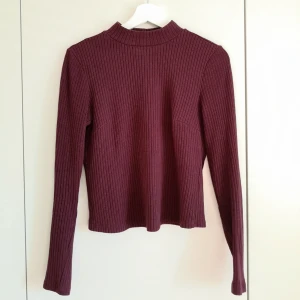  - Vinröd/lila croppad polo från gina! Superfin och passar även M 🌻 I priset ingår frakt 😊