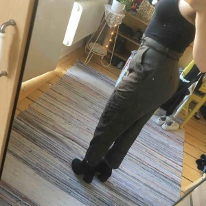  - Fina kostymbyxor. Tunna så bra nu på sommaren.