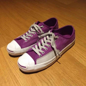  - Converse Skate Skor i storlek 43. Använda tre gånger men säljer pga för liten storlek. Gjorda för skating men funkar exakt lika bra som vanliga skor. Orginalpris 849 kr. 