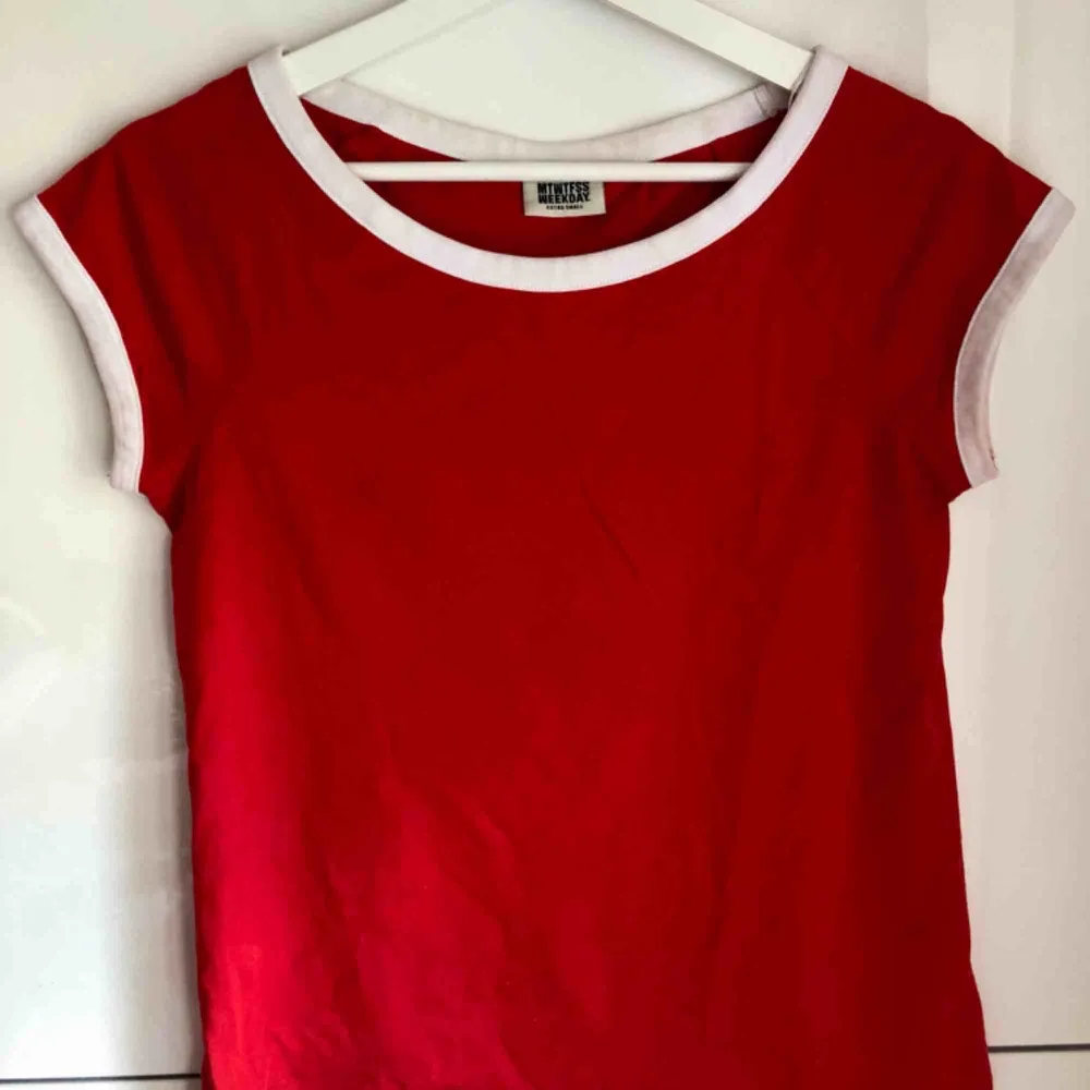 Röd t-shirt med vita detaljer.  30 kr + frakt. 🌸. T-shirts.
