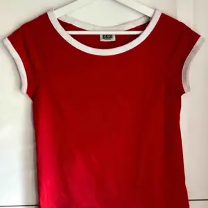 Röd t-shirt med vita detaljer.  30 kr + frakt. 🌸