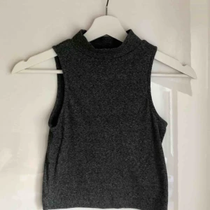  - Mörkgrå ärmlös croptop.  30 kr + frakt. 🌸