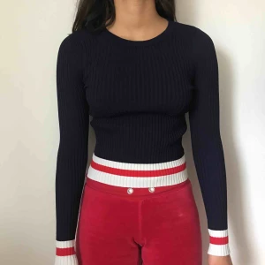  - En röd, vit och blå ribbad tröja från Bik Bok. Kostar 100kr inklusive frakt. 