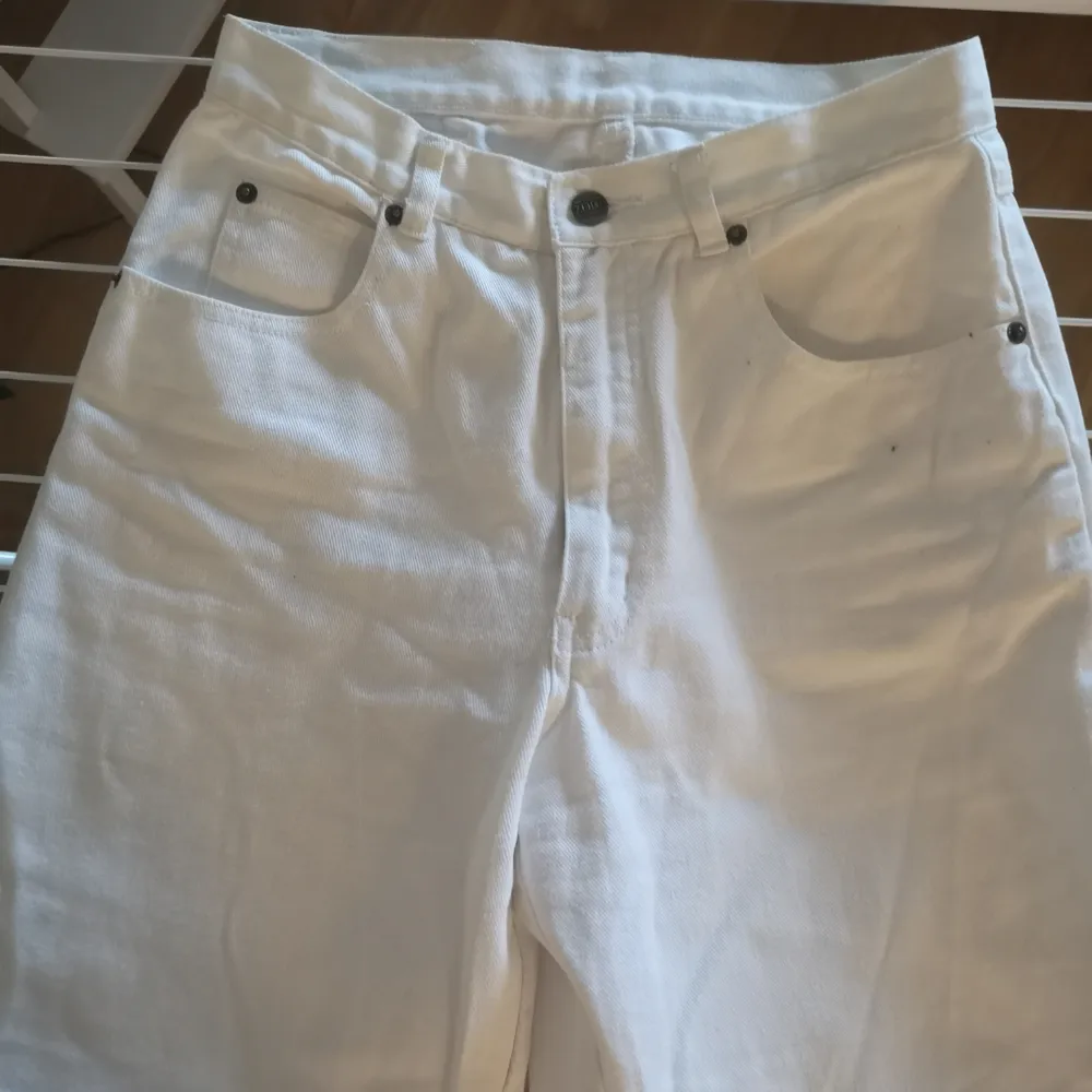 Riktigt snygga vita jeans inköpta på plick. Avklippta i benen. Står ingen storlek men s-m skulle jag tro. De är ca 72 cm i midjan. Jeans & Byxor.