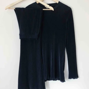 - Set med byxa och tröja i polyester. Upplevs mer som storlek 38. 